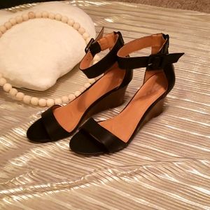 NEW YORK & CO., NEWER, BLACK AND TAN, SIZE 9, WEDGES